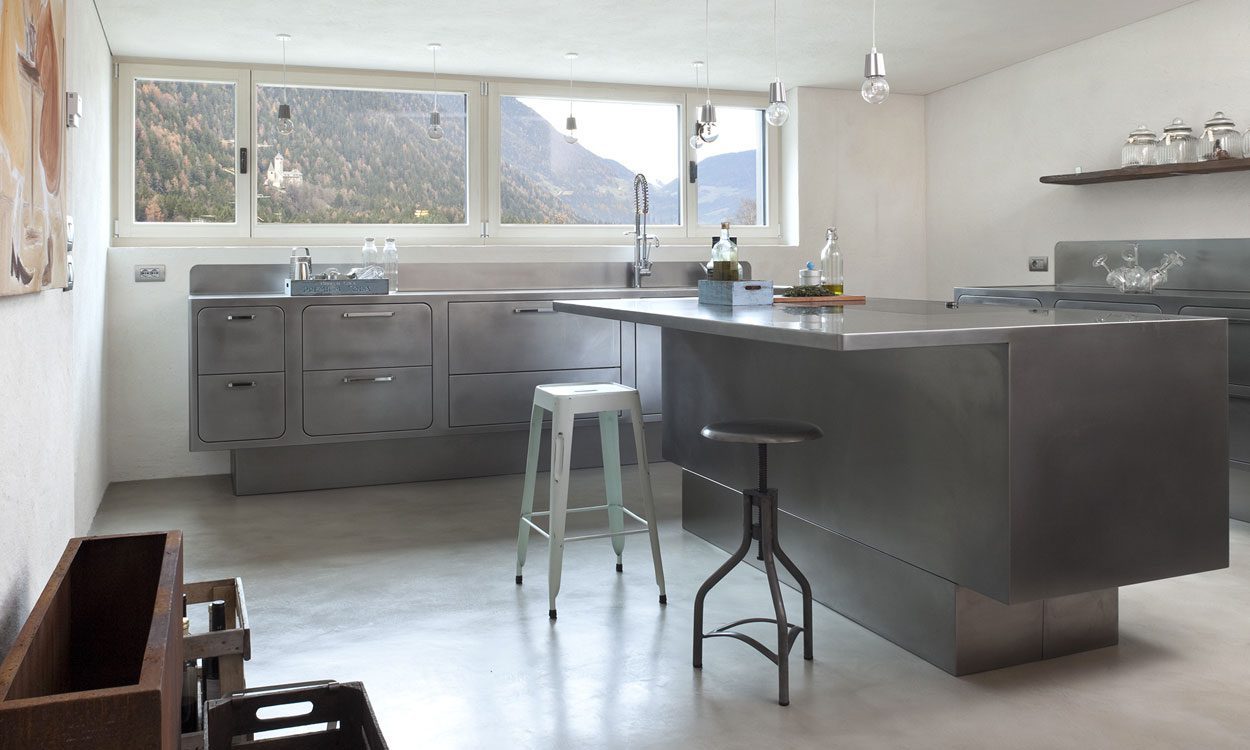 Cucina in acciaio inox su misura in Alto Adige